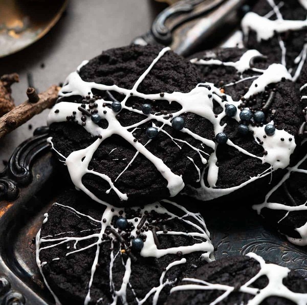 Cobweb cookie Halloween dessert